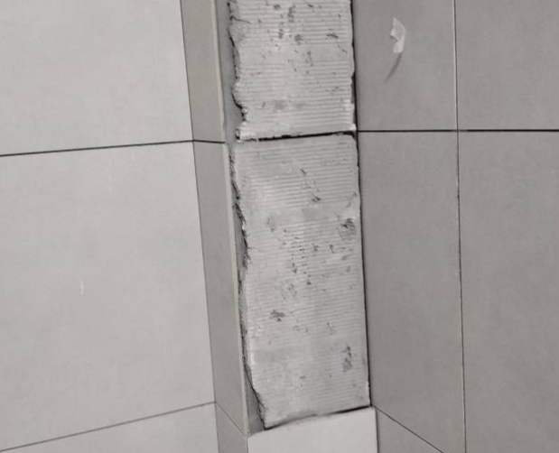田东瓷砖空鼓维修公司分享下瓷砖施工前基层浇水润湿程度不足，可能导致以下问题